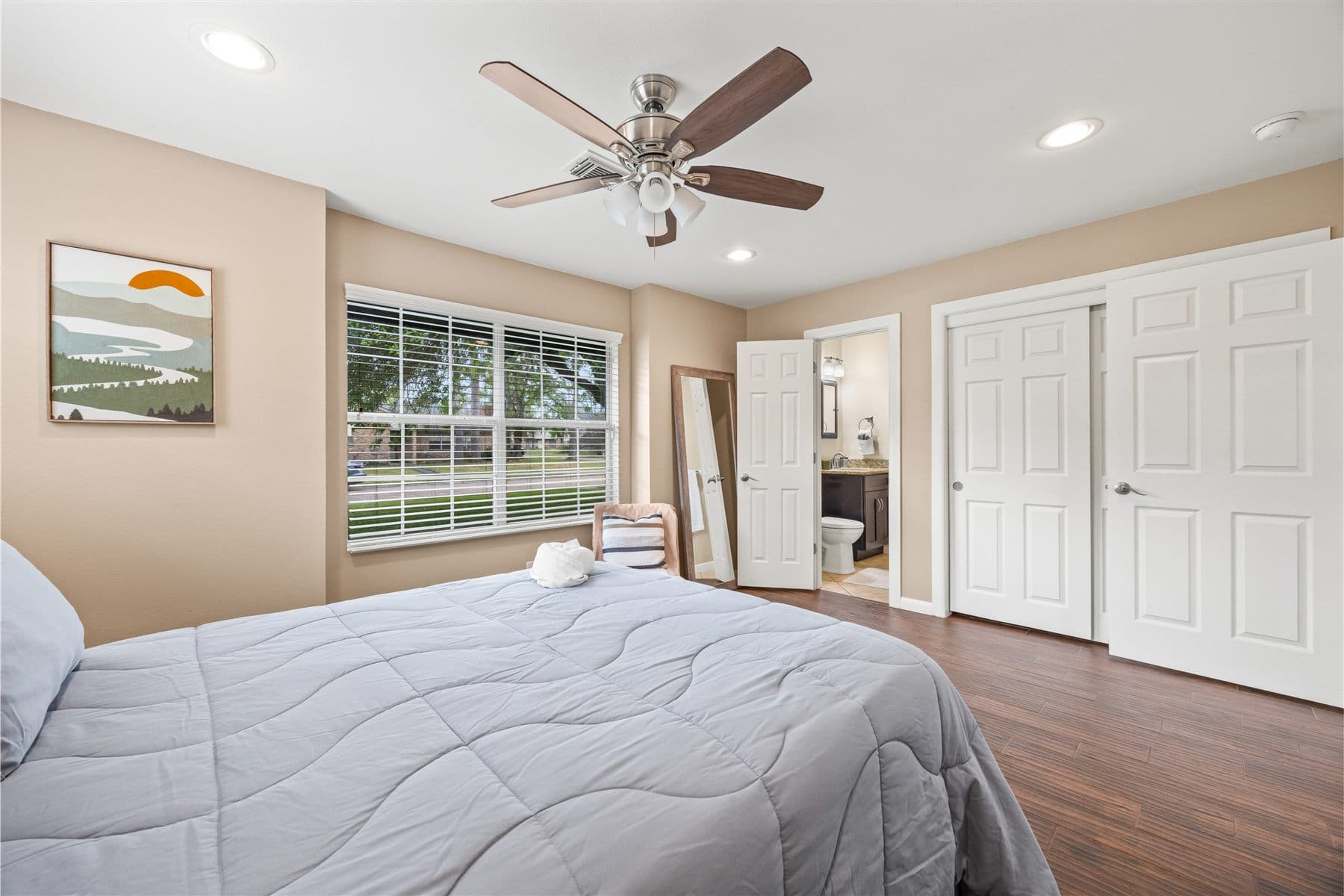 Second angle of the upholstered bedroom set, furnished by the Reborn group