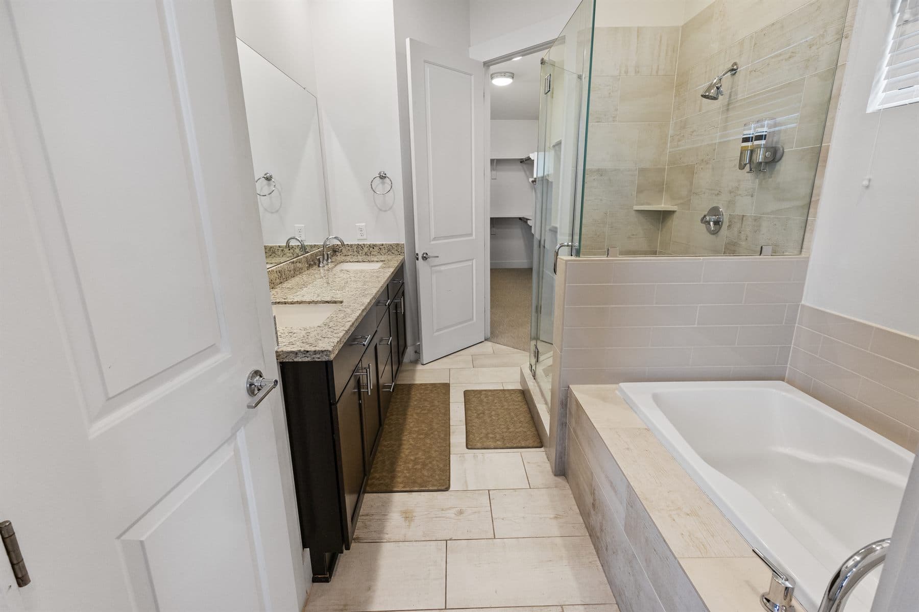 Soaking tub with marble-look surround in natural light, finished by the Reborn group